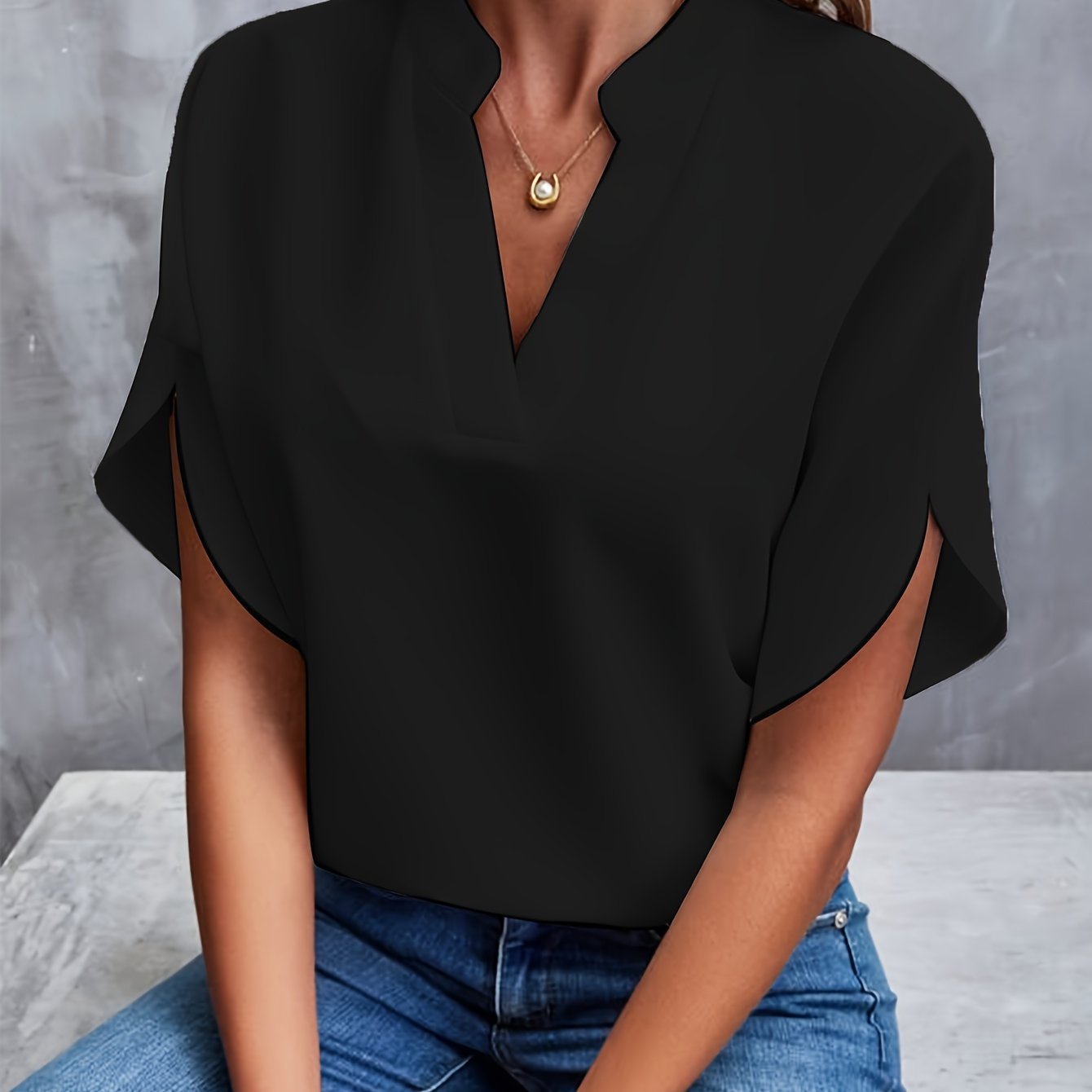 BLANCA - BLUSA SENCILLA CON CUELLO EN V