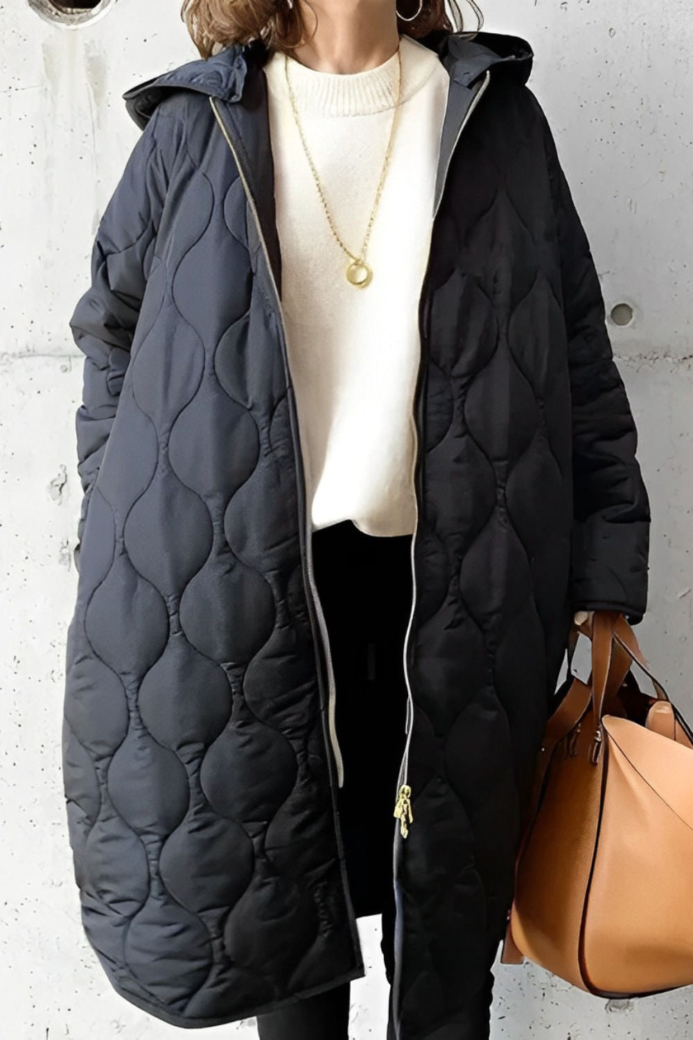 SARA - CHAQUETA CON CAPUCHA Y DETALLES SOSTIFICADOS