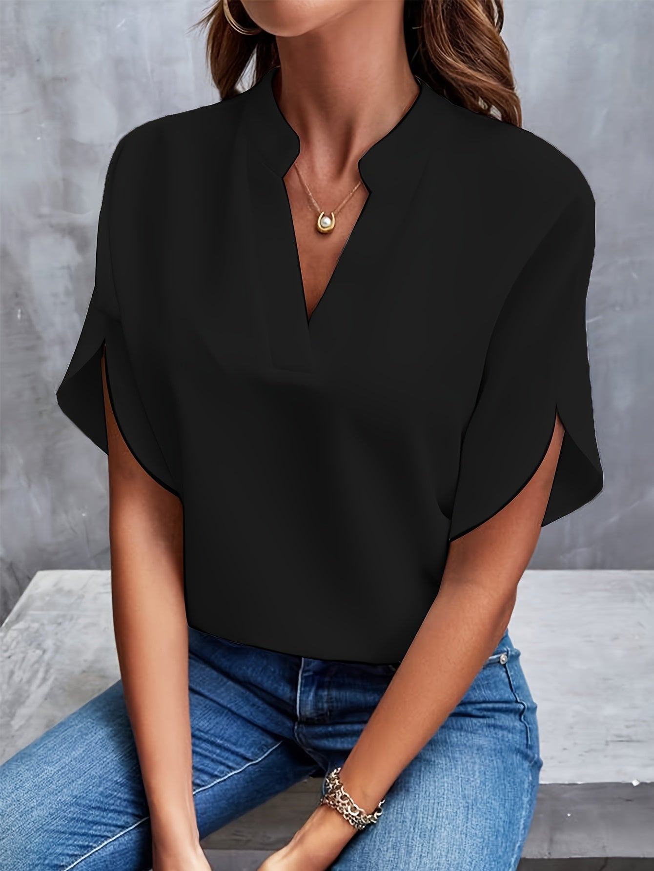 BLANCA - BLUSA SENCILLA CON CUELLO EN V