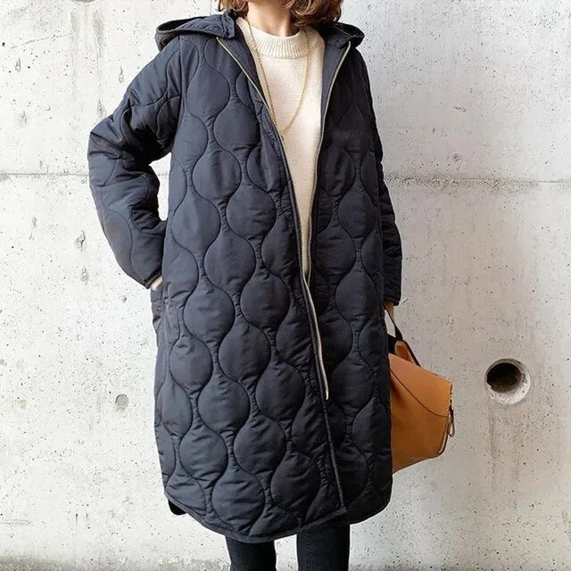 SARA - CHAQUETA CON CAPUCHA Y DETALLES SOSTIFICADOS