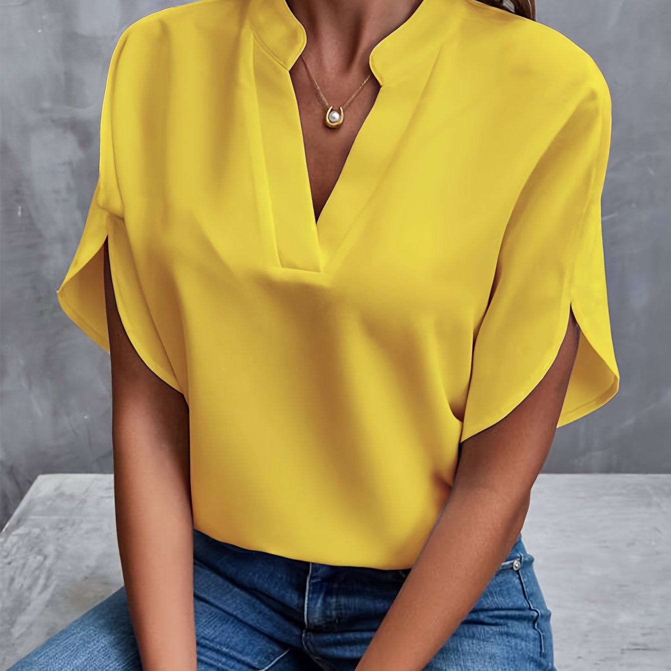 BLANCA - BLUSA SENCILLA CON CUELLO EN V